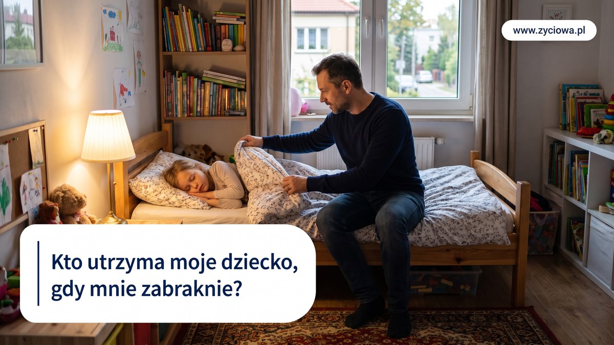 Ojciec siedzi na brzegu łóżka i otula kołdrą śpiącą córkę w pokoju dziecięcym