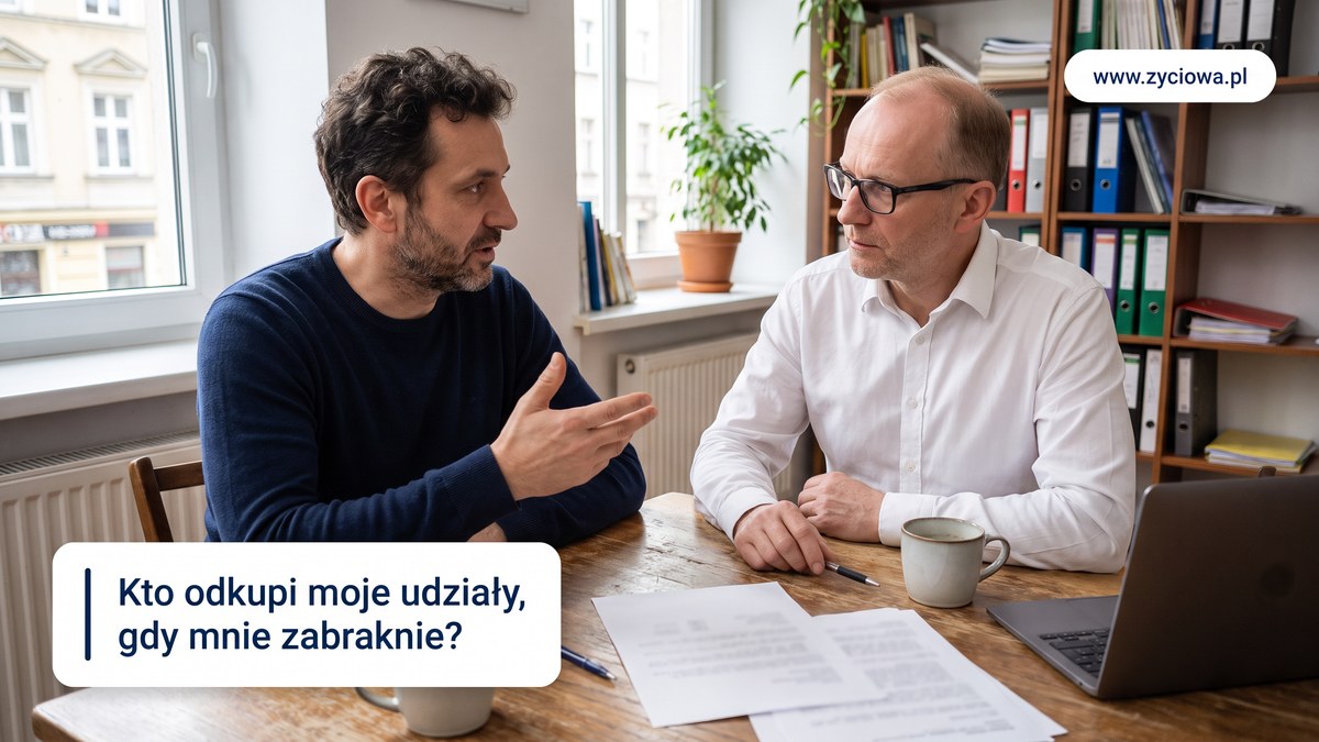 Dwoch wspolnikow rozmawia przy stole w biurze, jeden gestykuluje, drugi slucha z uwaga.
