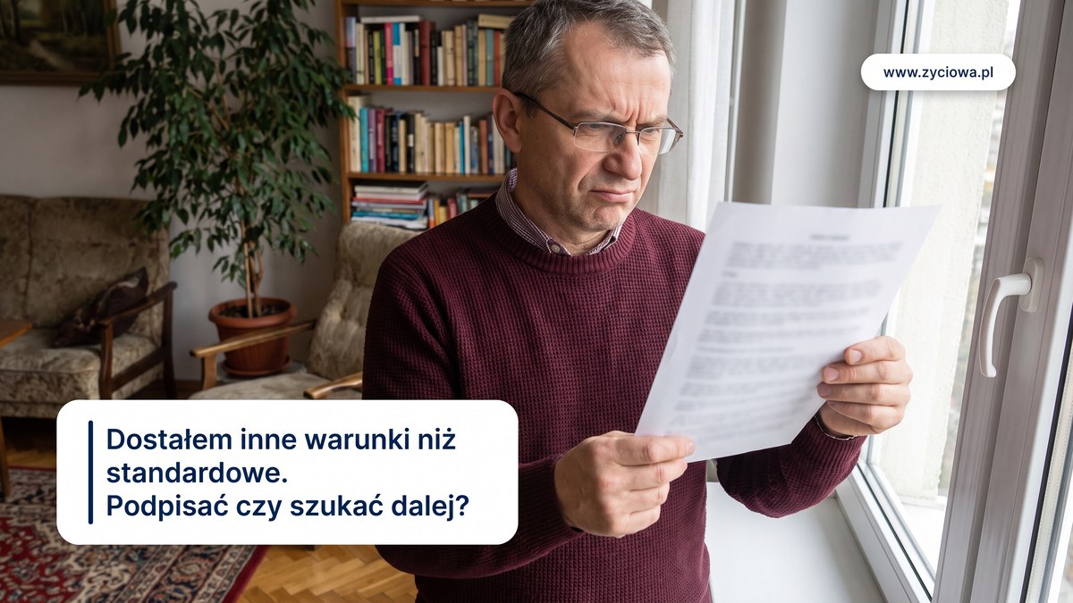 Mężczyzna w okularach czyta sceptycznie list stojąc przy oknie; hasło: Dostałem inne warunki niż standardowe. Podpisać czy szukać dalej?