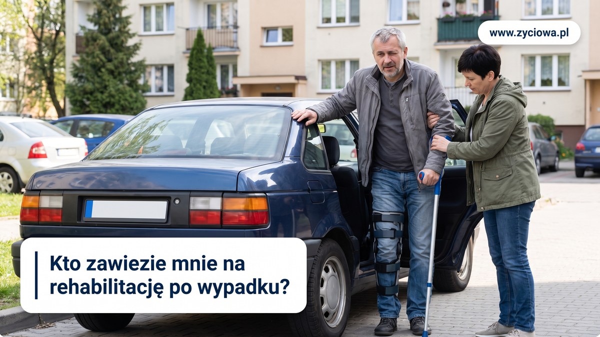 Mężczyzna z nogą w ortezie i kulą wsiada do samochodu, żona pomaga mu przed blokiem