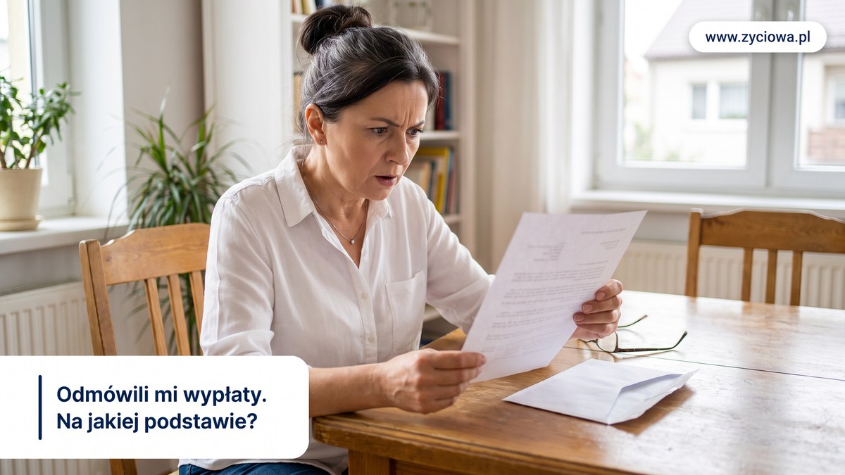 Kobieta w białej koszuli czyta przy stole list z niedowierzaniem, obok okulary i koperta; hasło: Odmówili mi wypłaty. Na jakiej podstawie?