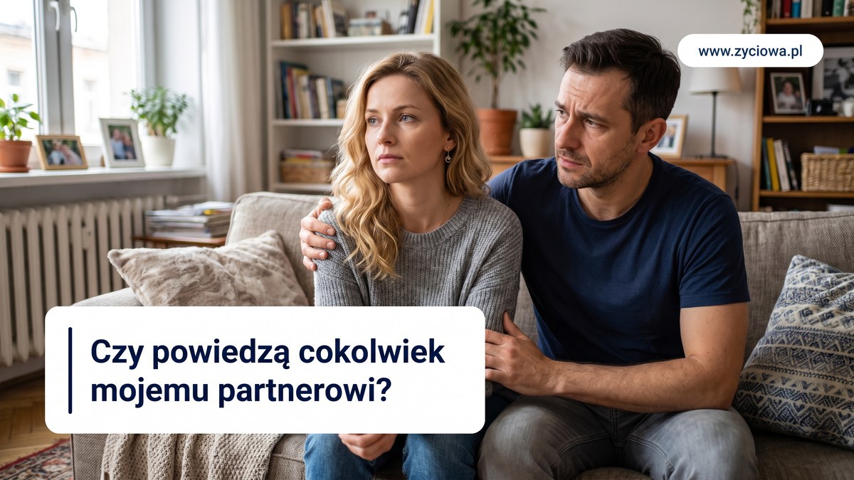 Para siedzi na kanapie, kobieta patrzy w bok zamyslona, mezczyzna trzyma dlon na jej ramieniu.