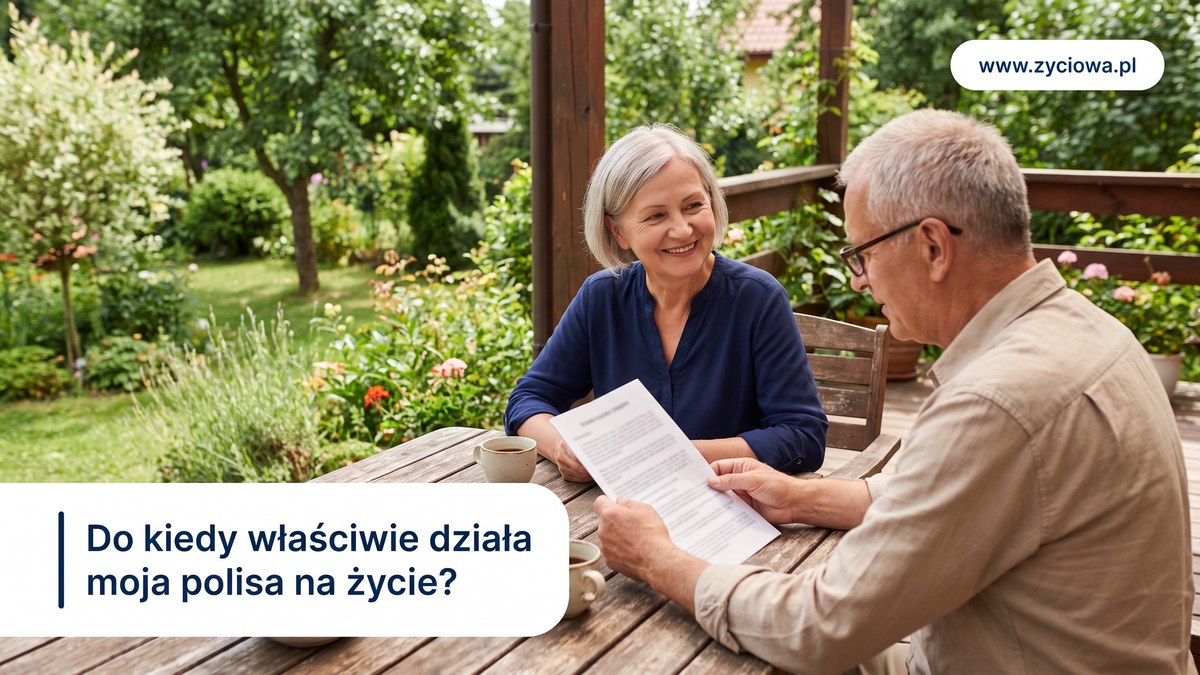 Starsze małżeństwo na tarasie przy kawie, mężczyzna trzyma złożony dokument, kobieta się uśmiecha; hasło: Do kiedy właściwie działa moja polisa na życie?