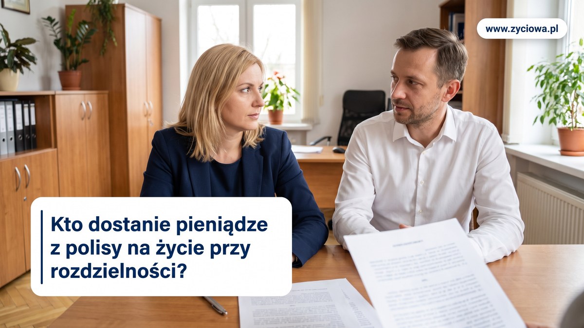 Małżeństwo po czterdziestce siedzi obok siebie przy biurku w gabinecie i rozmawia nad rozłożonymi dokumentami.