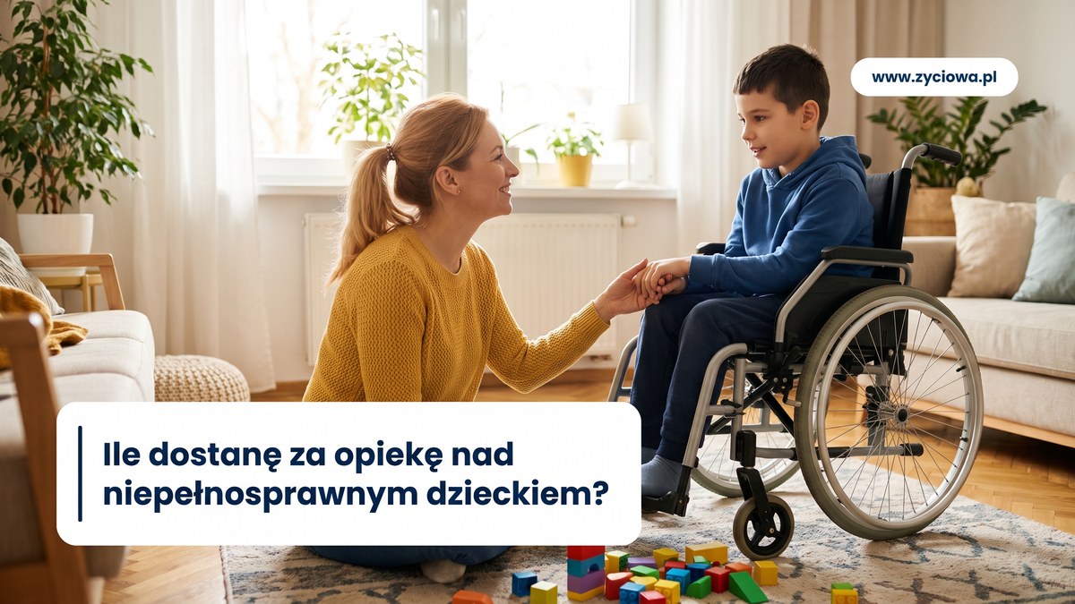 Matka w żółtym swetrze siedzi na dywanie i trzyma za rękę uśmiechniętego kilkuletniego syna na wózku inwalidzkim.