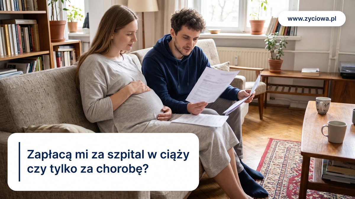 Kobieta w ciąży siedzi na kanapie z dłonią na brzuchu, obok partner przegląda dokument; hasło: Zapłacą mi za szpital w ciąży czy tylko za chorobę?