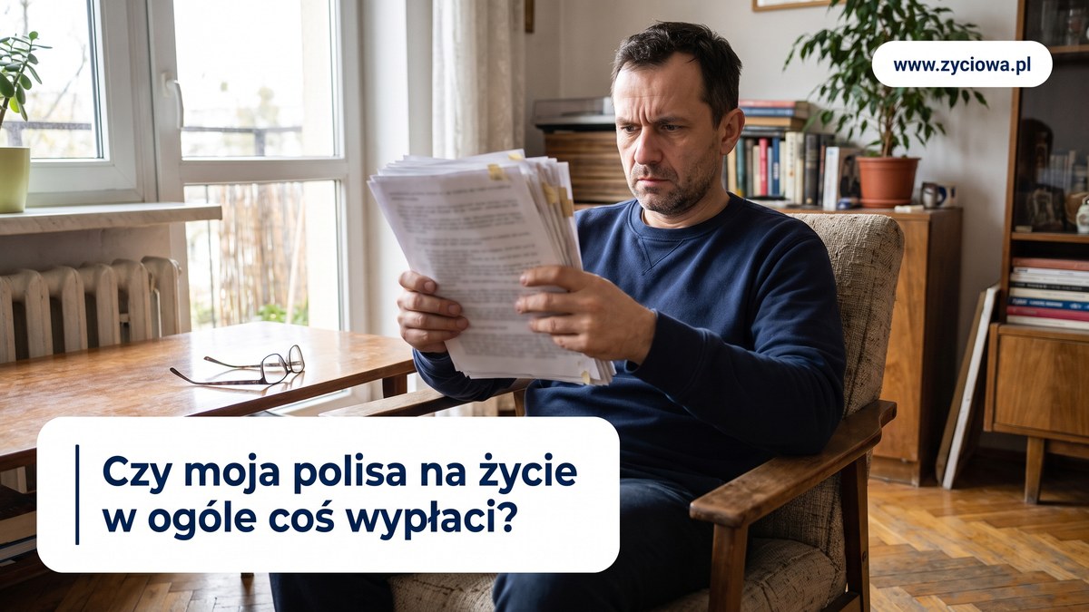 Mężczyzna w granatowej bluzie siedzi w fotelu i z nieufną miną czyta gruby plik dokumentów, obok leżą okulary.